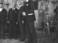 Mussolini ripreso sorridente in un interno in comp ...