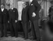 Mussolini posa in un interno con MacDonald, Laval  ...