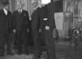 Mussolini ripreso in un interno con MacDonald, Lav ...