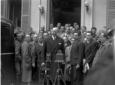 Flandin posa con un folto gruppo di personalit� al ...