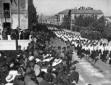 Mussolini assiste a una sfilata di picco ...