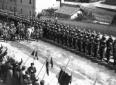 Mussolini, accompagnato da un seguito di autorit, ...