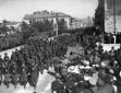 Mussolini, dall'alto di un palco allestito in una  ...