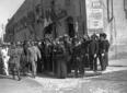 Mussolini e gruppo di autorit sfilano lungo un vi ...