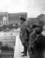 Mussolini, ripreso in piedi sul parapetto di una t ...