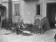 Due bambini sono ripresi in un cortile accanto a o ...