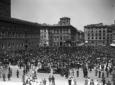 Bersaglieri e civili radunati in piazza Venezia du ...