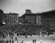 Bersaglieri e civili radunati in piazza Venezia du ...