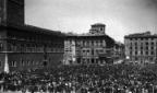Bersaglieri e civili radunati in piazza Venezia du ...