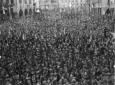 Folla radunata in piazza della Vittoria; in primo  ...