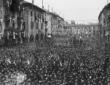 Folla radunata in piazza della Vittoria