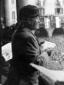 Mussolini legge un discorso affacciato al loggiato ...