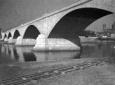 Veduta dal basso di un ponte sul Ticino di recente ...
