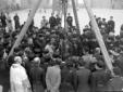 Mussolini e altre personalit osservano la posa de ...