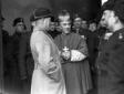 Mussolini e un'autorit religiosa conversano circo ...