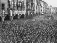 Folla radunata in piazza della Vittoria; ...