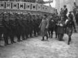 Mussolini passa in rassegna miliziani schierati al ...