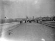 Mussolini percorre il ponte di recente costruzione ...