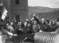 Mussolini salutato da un'autorit provin ...