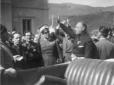 Mussolini salutato da un'autorit locale ...