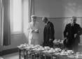 Mussolini visita la sala mensa dell'asil ...