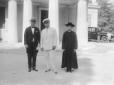 Mussolini posa, all'esterno di Villa Torlonia, con ...