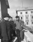 Mussolini conversa con alcuni gerarchi s ...