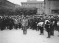 Mussolini ripreso in piazza Esedra, nei  ...