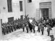 Mussolini ripreso nel cortile della caserma di Fin ...