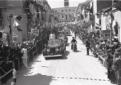 Mussolini sfila a bordo di un'automobile cabriolet ...