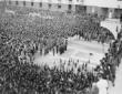 Folla di persone ascolta Mussolini in piazza Imper ...