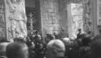 Mussolini in una sala ascolta il discorso di inaug ...