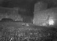Veduta notturna di piazza Venezia invasa da una mo ...