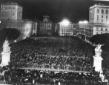 Veduta notturna di piazza Venezia gremita di folla ...