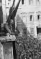 Mussolini si affaccia sorridente al balcone di pal ...