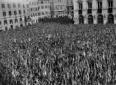 Folla di manifestanti vista dall'alto in piazza Ve ...