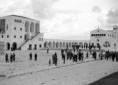 Coloni italiani animano la piazza del nuovo villag ...