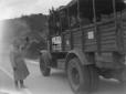 Italo Balbo saluta lungo una strada un autocarro c ...
