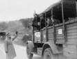 Italo Balbo saluta lungo una strada un autocarro i ...