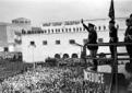 Mussolini saluta la folla dall'alto dell ...