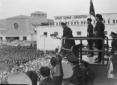 Mussolini si rivolge alla folla dall'alt ...