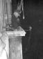 Mussolini, affacciato al balcone, sorride alla fol ...