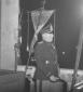 Mussolini colto di profilo sul balcone dall'intern ...