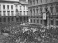La folla radunata in piazza della Scala sotto al b ...