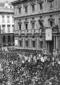 La folla radunata in piazza della Scala sotto al b ...