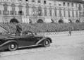 Mussolini, in piedi su un'Alfa Romeo cabriolet, at ...