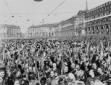 Giovani fascisti, ripresi tra la folla in piazza V ...