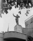 Statua di Mussolini all'esterno dell'edificio che  ...