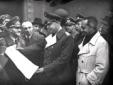 Il generale Kurt Maeltzer osserva un antico docume ...