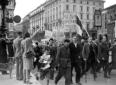 I manifestanti sfilano in piazza della S ...
